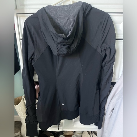 Lululemon define jacket reversible// size 6 - Picture 3 of 4